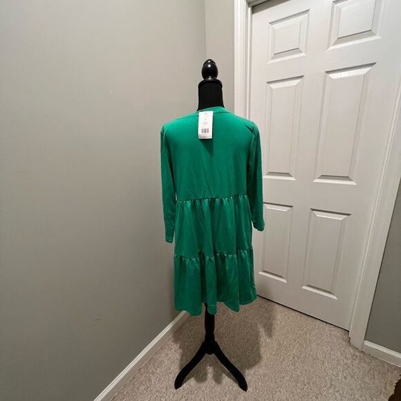 Crown and Ivy Dress, Green, Size Medium, NWT, so comfortable - Picture 3 of 4